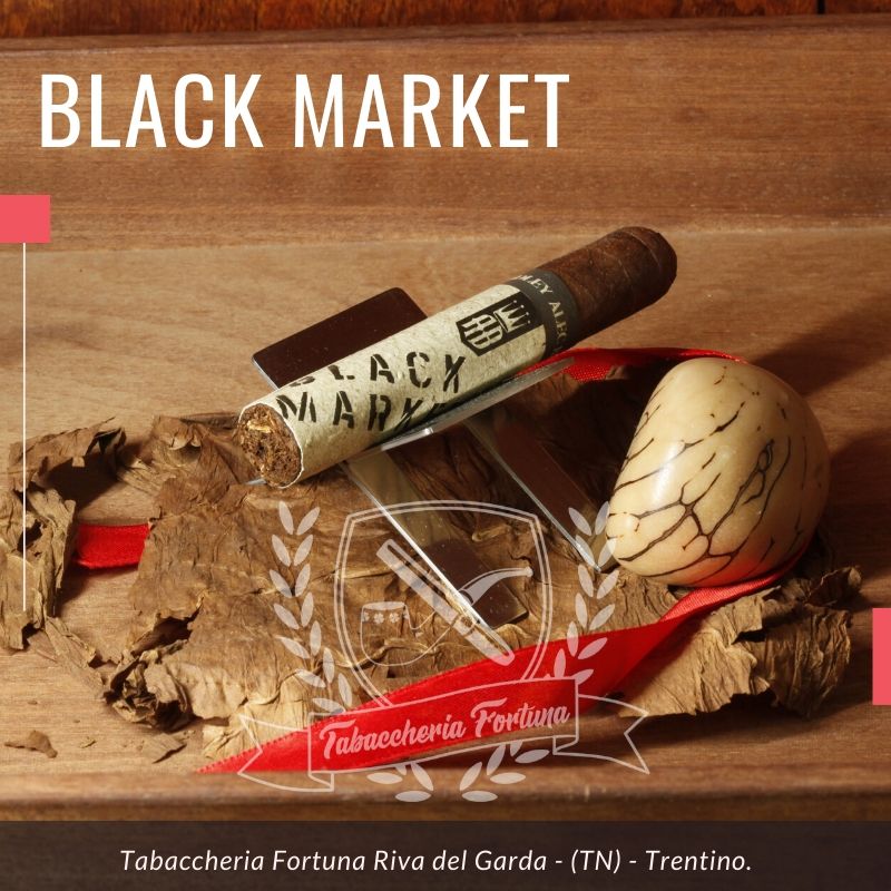 Black Market Punk è avvolto in capa candela honduregna alternata con tabacco nicaraguense da Jalapa, capote Sumatra ecudoriano mentre il ripieno proviene da Panama e Honduras.