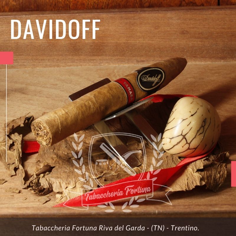 Davidoff Yamasa Piramides, è un sigaro meraviglioso che si propone agli appassionati con un aspetto invitante in termini di colore, lucentezza e oleosità. 
